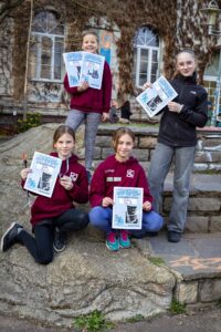 Unsere Teilnehmer mit Urkunden vor der Kletterthalia