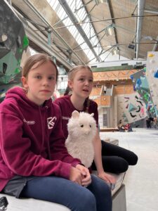Unsere Teilnehmer und Maskottchen Karl beim Analysieren von Bouldern