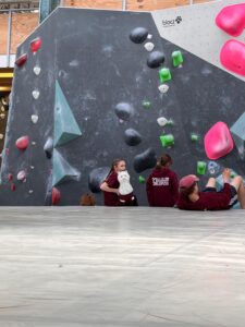 Unsere Teilnehmer und Maskottchen Karl beim Analysieren von Bouldern