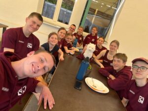Alle Teilnehmer der Trainingsmaßnahme am Mittagstisch in der Boulderlounge Chemnitz