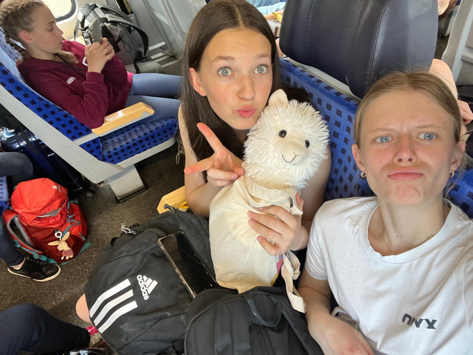 Im Zug mit Maskottchen Karl