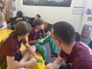 Gemeinsames Überlegen beim KidsCup im Mandala Dresden
