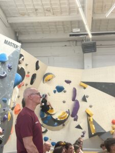 Die Trainer beobachten genau die Kids in den Bouldern