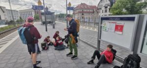 Unsere Teilnehmer warten am Bahnsteig auf den Zug