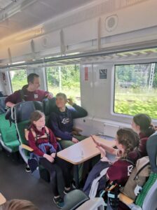 Unsere Teilnehmer in der Bahn auf dem Weg zur Boulderlounge Chemnitz