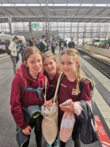 Unsere Teilnehmer warten am Bahnsteig auf den Zug