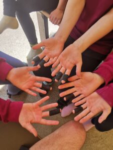 Viele bandagierte Finger